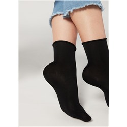 Kurze Socken aus Filo Di Scozia Baumwolle, Bündchen mit Offen Verarbeiteten Kanten.