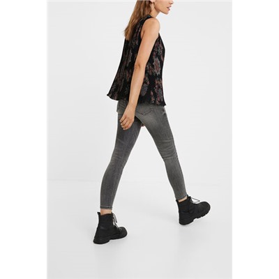 Blusa negra sin mangas plisada