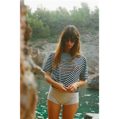 CAMISETA RAYAS TEXTO BORDADO
