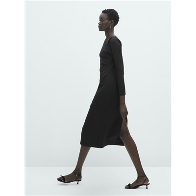 Vestido midi negro frunce lateral