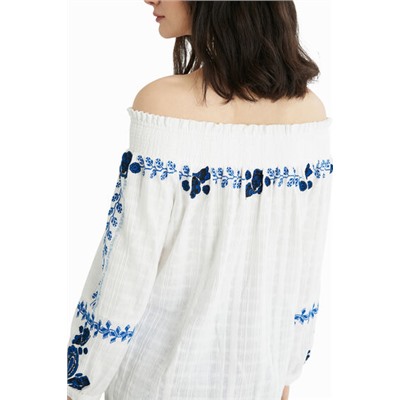Blusa cuello barco bordada