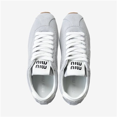 Mi*u Mi*u  👟  модные женские кроссовки в стиле ретро✔️  верхний слой выполнен из матовой коровьей кожи, подошва - износостойкая композитная резина.  Продавец указывает что отшиты из остатков оригинальных тканей✔️