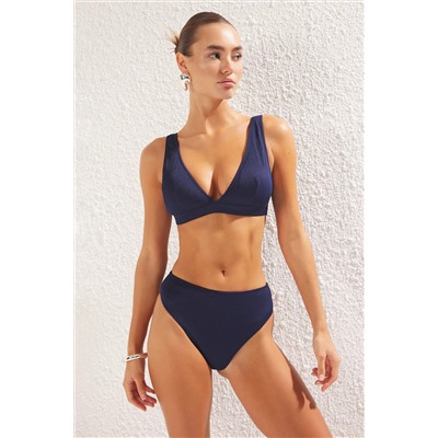 TRENDYOLMİLLA Lacivert Üçgen Dokulu Regular Core Bikini Takımı TBESS25BT00004
