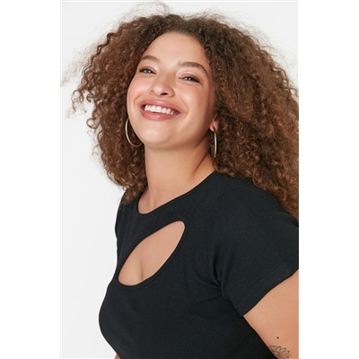 Siyah Fitiili Cut-Out Detaylı Crop Örme Bluz TBBSS22AF00020