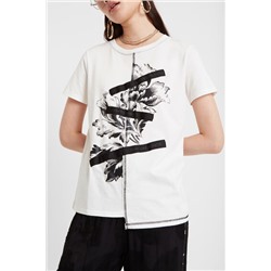Camiseta con diseño floral y patch