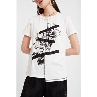 Camiseta con diseño floral y patch