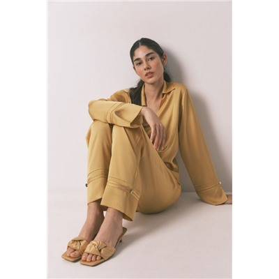 Sandalias tacón kitten satén mostaza