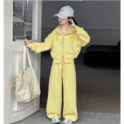 Костюм для девочек в трендовых цветах