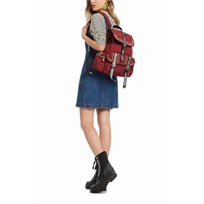 Mochila tachas y correas lettering