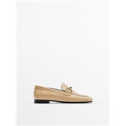 Mocasín piel hebilla metálica