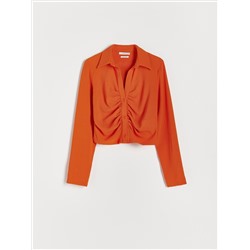 Weiße Bluse mit Raffungen