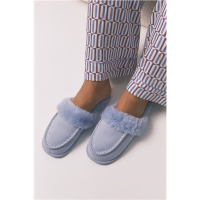 Conjunto de zapatillas y pijama