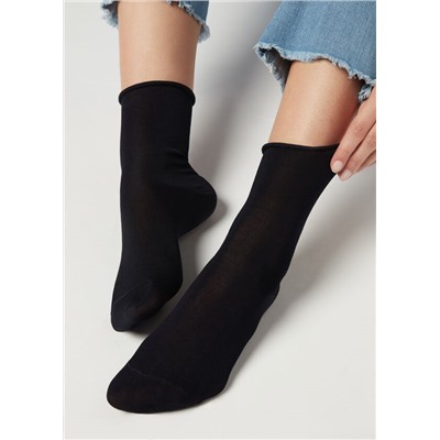 Kurze Socken aus Filo Di Scozia Baumwolle, Bündchen mit Offen Verarbeiteten Kanten.