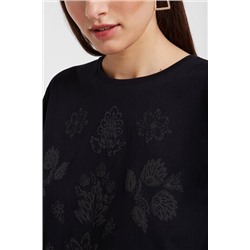 Camiseta con diseño floral y encaje
