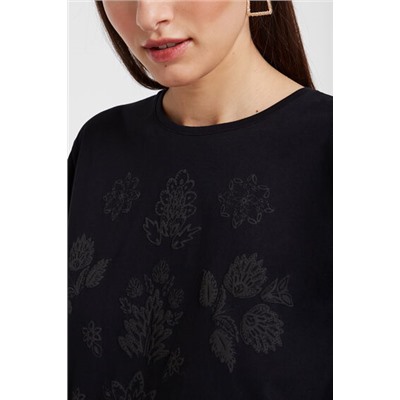 Camiseta con diseño floral y encaje