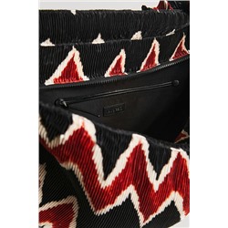 Bolso plisado geométrico