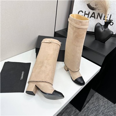 Высокие замшевые сапоги на каблуке  Chane*l