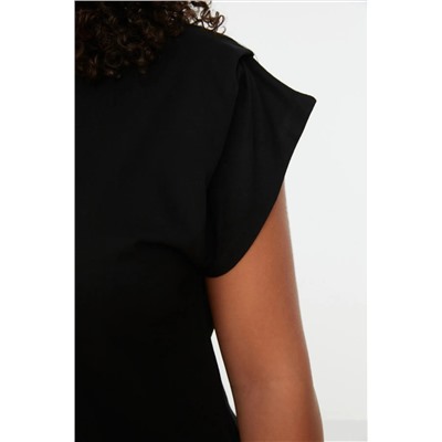 Siyah Bisiklet Yaka Kol Detaylı %100 Pamuk Örme T-Shirt TBBSS22BF0023