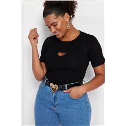 Siyah Slim Fit Kalpli Cut-Out Detaylı Fitilli %100 Pamuk Örme Büyük Beden T-shirt TBBSS24BF00006