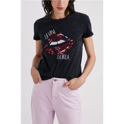 Camiseta parche labios bordados