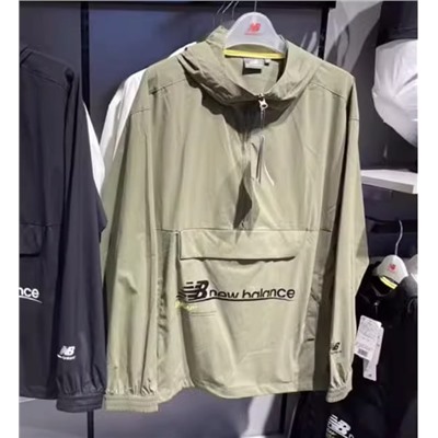 Ветровка с капюшоном унисекс New Balanc*e. Стоковый магазин, могут быть небольшие загрязнения