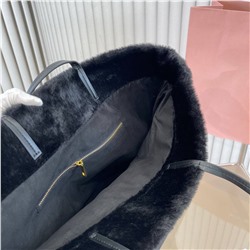 Симпатичная сумка тоут в стиле Miu Mi*u 👝   Размера нет, но на модели видно какая она