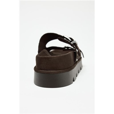 SANDALIA PLANA TACHAS PIEL