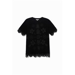 Camiseta con diseño floral y encaje