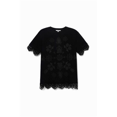 Camiseta con diseño floral y encaje