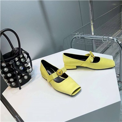 Самый трендовый фасон обуви в этом сезоне 🔝  Туфли Мэри Джейн от Versace 🥿    Реплика  Материал: импортная натуральная кожа + шелковый атлас