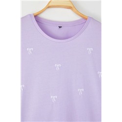 Açık Mor Boyfriend Fiyonk Nakış Detaylı %100 Pamuk Örme Büyük Beden T-shirt TBBSS24BF00029