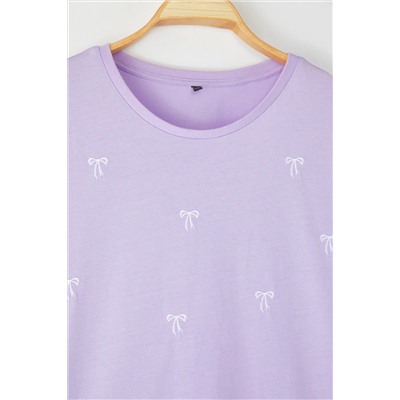 Açık Mor Boyfriend Fiyonk Nakış Detaylı %100 Pamuk Örme Büyük Beden T-shirt TBBSS24BF00029