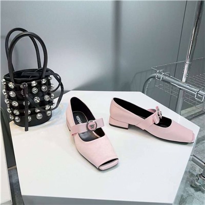 Самый трендовый фасон обуви в этом сезоне 🔝  Туфли Мэри Джейн от Versace 🥿    Реплика  Материал: импортная натуральная кожа + шелковый атлас