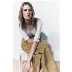 V-NECK TOP