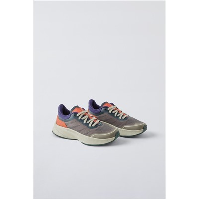 SPORTY SNEAKERS