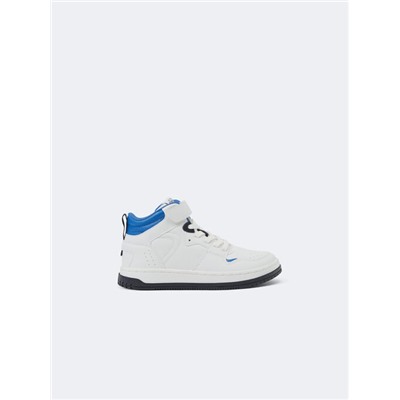HIGH-TOP STREET-STYLE SNEAKERS