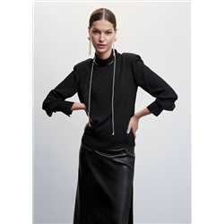 Blusa cuello alto botones joya