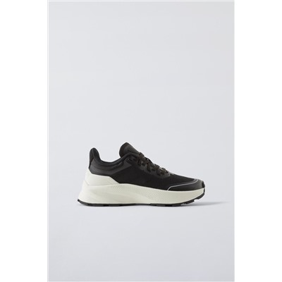 SPORTY SNEAKERS