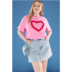 Trendyol Curve Pembe Önü Fırfırlı Kalp Detaylı Boyfriend Fit Büyük Beden T-shirt TBBSS25BF00022