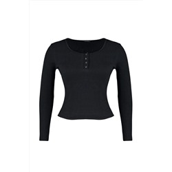 Siyah Havuz Yaka Çıtçıt Detaylı Fitted/Vücuda Oturan Örme Crop Büyük Beden Bluz TBBAW23AF00030