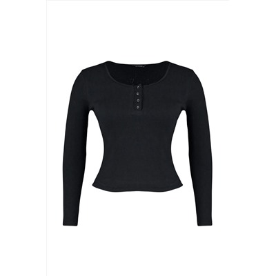 Siyah Havuz Yaka Çıtçıt Detaylı Fitted/Vücuda Oturan Örme Crop Büyük Beden Bluz TBBAW23AF00030