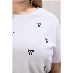 Beyaz Boyfriend Fiyonk Nakış Detaylı %100 Pamuk Örme Büyük Beden T-shirt TBBSS24BF00029