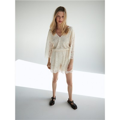 Kurzer Jumpsuit mit Spitzen