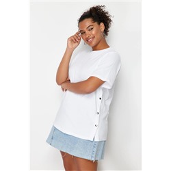 Beyaz Boyfriend Fit Yanda Çıt Çıt Detaylı %100 Pamuk Örme Büyük Beden T-shirt TBBSS24BF00000