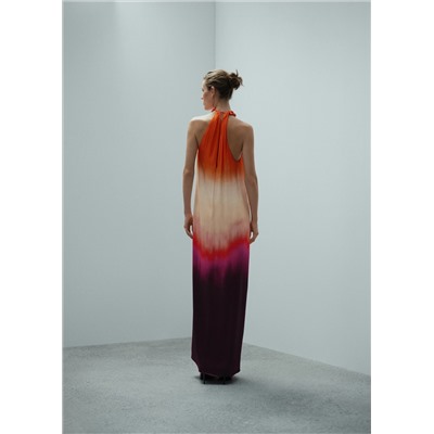 Vestido satinado cuello rígido strass