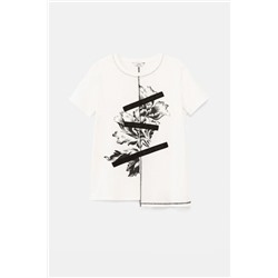 Camiseta con diseño floral y patch