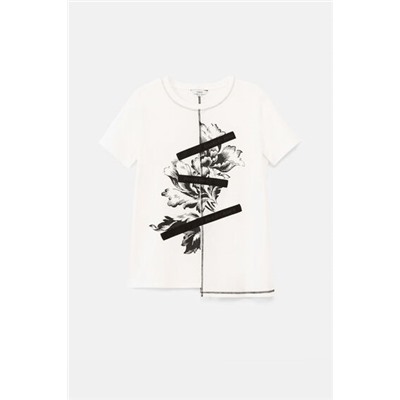 Camiseta con diseño floral y patch