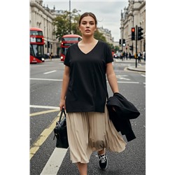 Siyah Boyfriend V Yaka Yırtmaçlı %100 Pamuk Örme T-Shirt TBBSS22BF0036