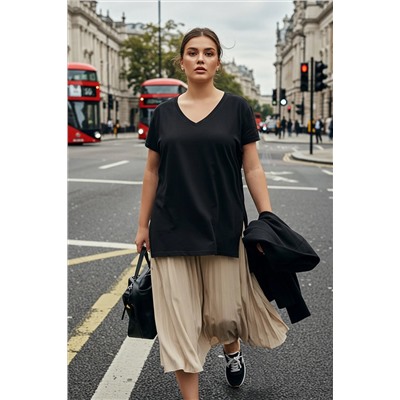Siyah Boyfriend V Yaka Yırtmaçlı %100 Pamuk Örme T-Shirt TBBSS22BF0036
