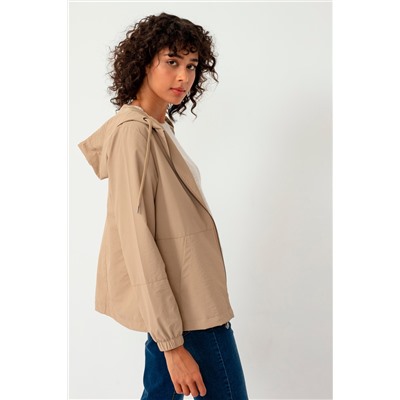 Cortavientos con capucha Beige